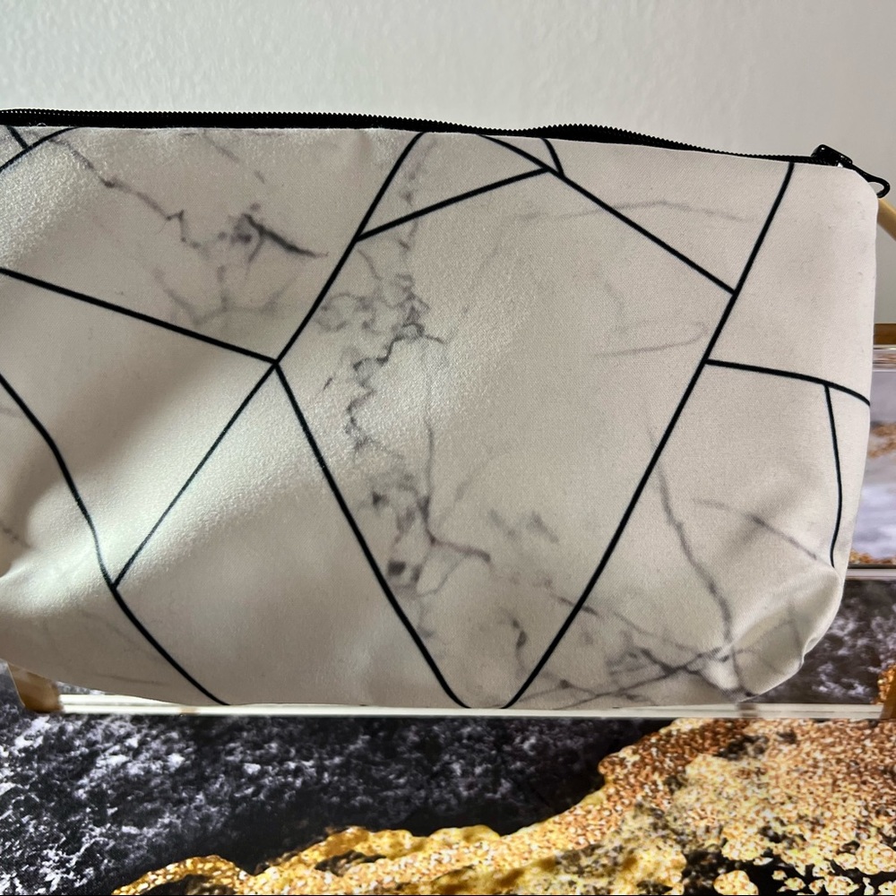 🆕 WHITE COSMETICS BAG - Picture 2 of 6